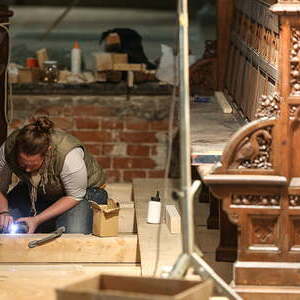 Neujustierung des Chorgestühls