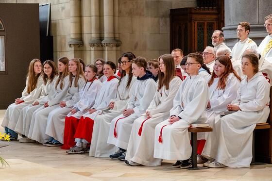 Beim Gottesdienst ministrierten etwa 70 Jugendliche aus ganz Oberösterreich, die sich derzeit auf ihre Firmung vorbereiten.