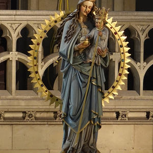 Marienstatue im Mariendom Linz