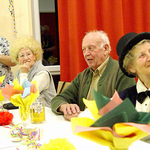       Die Frauen sind gut gekleidet!                         