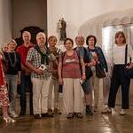 Kirchenführung in der Ignatiuskirche (Alter Dom) mit Martina Gelsinger, Kunsthistorikerin und Kuratorin, Fachbereich Kunst (rechts im Bild).