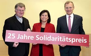 Bischof Dr. Manfred Scheuer, Sozial-Landesrätin Birgit Gerstorfer und Landeshauptmann Mag. Thomas Stelzer.