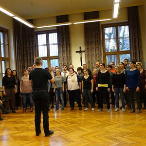 Andreas Peterl bei seinem Auftritt mit dem Chor des Konservatoriums für Kirchenmusik der Diözese Linz