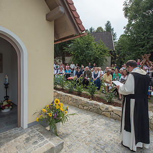 Segnung der Kapelle durch Pfarrer P. Severin
