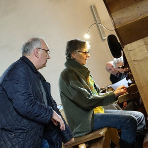 Wolfgang Kreuzhuber mit einer Teilnehmerin beim Ökumenischen Orgelseminar in Ungenach