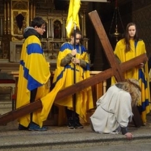3. Station: Jesus fällt zum 1. Mal unter dem Kreuz