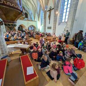 Aufmerksam hören die Kinder beim Evangelium zu