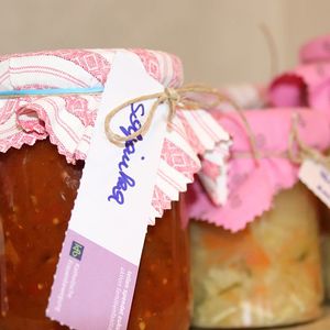 Suppe in Gläser füllen für den Familienfasttag