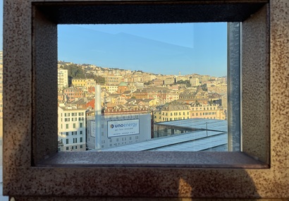 Blick durch ein Fenster in die Altstadt von Genua