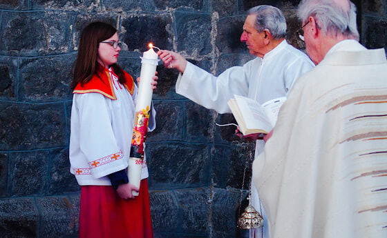 Osterfeuerweihe und entzündung der Osterkerze
