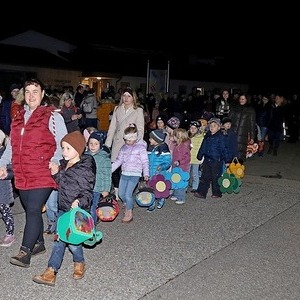Laternenzug vom Kindergarten zur Kirche