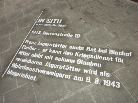 Text am Gehsteig. © Diözese Linz