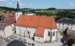 Kirche in Waldburg aus der Vogelperspektive
