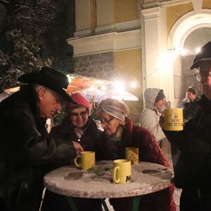 Adventfeier mit Genuss-standln in St. Quirinus