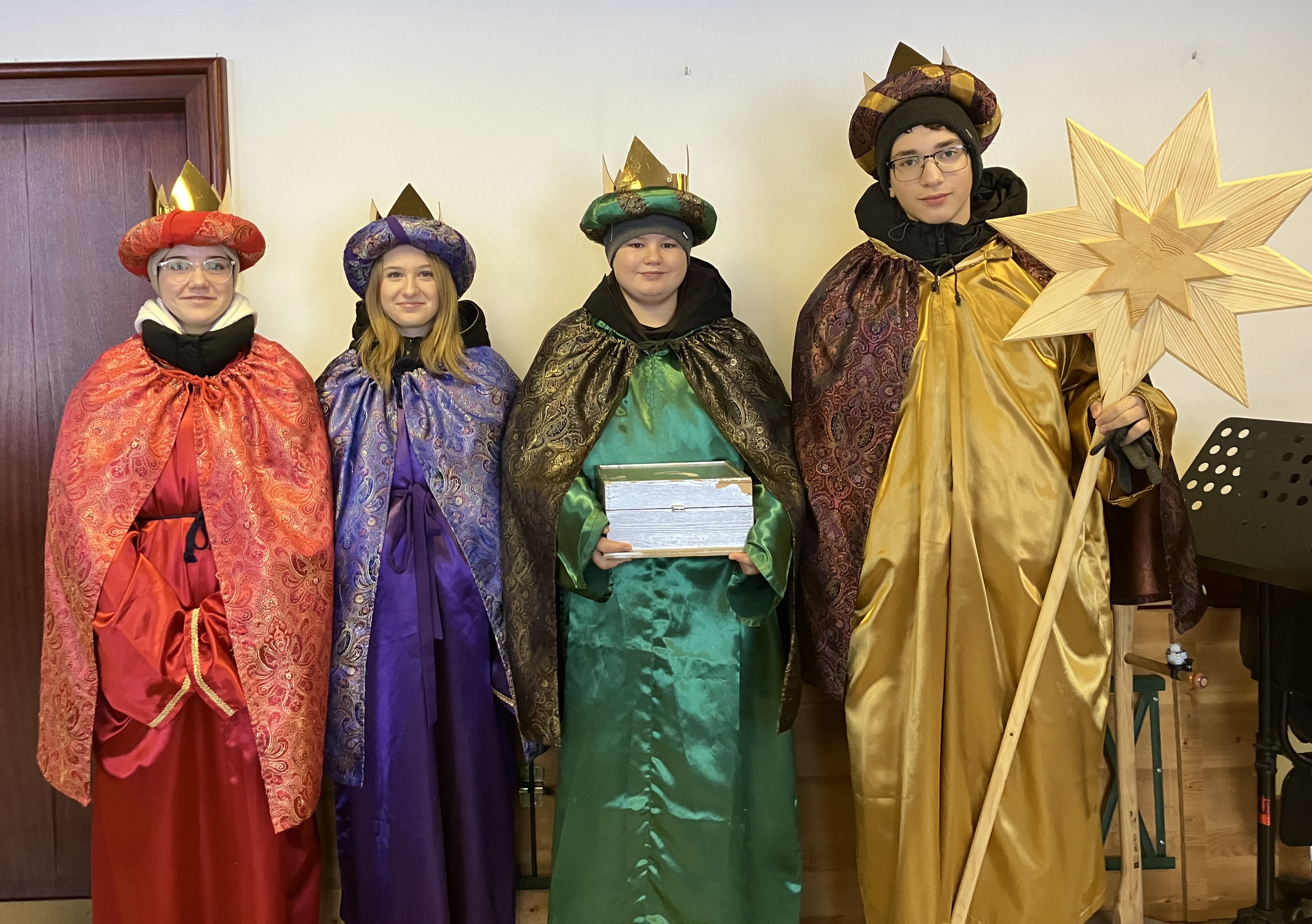 Firmlinge als Sternsinger unterwegs