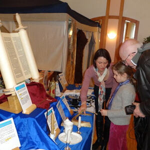 Kinder bei der Buchaustellung