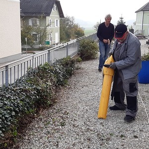 Josef mit eigenem Laubsauger