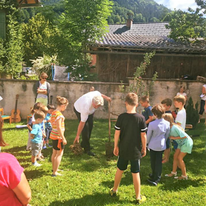 Nun wurde uns ALLEN kurz und anschaulich von Herrn Rudolf Kienesberger (ehem. VS-Direktor in Agatha) und passionierter Gärtner erklärt, was so ein Bäumchen alles braucht, um auch wirklich gut zu wachsen und zu gedeihen.