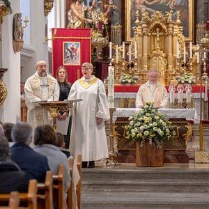 Beim Festgottesdienst bekundeten Pfarrer Johann Padinger, Pastoralvorständin Elisabeth Lamplmayr und Verwaltungsvorständin Tamara Eichlberger vor Generalvikar Severin Lederhilger und der versammelten Feiergemeinde ihre Bereitschaft, die Pflichten die