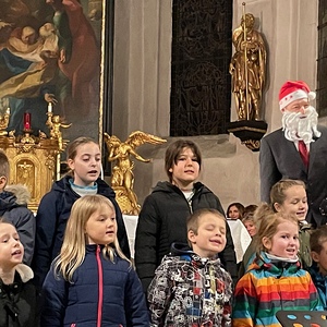 Kinderchor mit Rudolph, dem Rentier