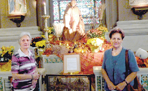 Die Jägerstätter-Töchter Maria Dammer (links) und Aloisia Maier stehen in der St. Malachy Kirche (Philadelphia, Bundesstaat Pennsylvenia) vor einer Statue ihres Vaters. © Schaitl