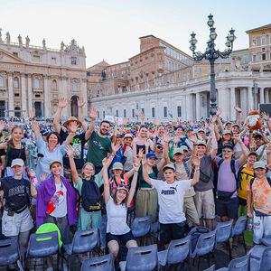 Von 28. Juli bis 3. August 2024 versammelten sich in Rom rund 3200 Ministrant*innen und Begleitpersonen aus ganz Österreich zur Internationalen Ministrant*innen-Wallfahrt.Gruppenfoto mit dem ehrenamtlichen Vorsitzenden der Katholischen Jungschar de
