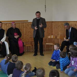 Bischof besuchte Volksschulen und Kindergarten
