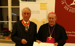 Päpstliche Auszeichnung an Landesamtsdirektor a. D. Hofrat Dr. Eduard Pesendorfer