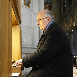 Domorganist Wolfgang Kreuzhuber an der Chororgel