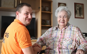 Einmal pro Woche kommt Dominik Mayer ins Seniorenwohnhaus. Gekoppelt mit der Arbeit bei den Mobilen Pflegediensten kann er so Vollzeit für und mit den Menschen arbeiten.