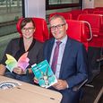 Katharina Pree (öffentliche Bibliotheken) und Paul Sonnleitner, Regionalmanager Oberösterreich der ÖBB-Personenverkehr AG.   