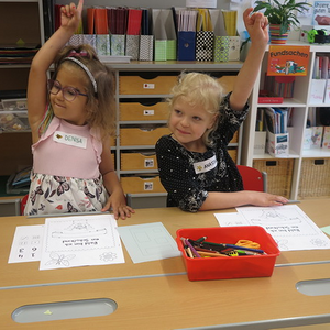 Die Schulanfänger besuchen die Schule