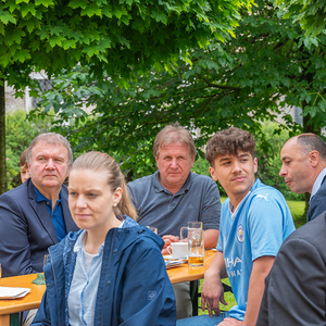 Frühschoppen im Pfarrgarten