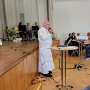 Dechant Paulus Manlik begrüßte die Teilnehmer:innen