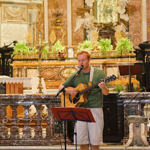 Von 28. Juli bis 3. August 2024 versammelten sich in Rom rund 3200 Ministrant*innen und Begleitpersonen aus ganz Österreich zur Internationalen Ministrant*innen-Wallfahrt.Musikalische Gestaltung von Nico Kirschner beim Oberösterreich-Gottesdienst i