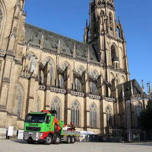 Transport des neuen Altars in den Linzer Mariendom