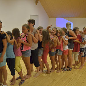  Ein umgebautes, ehemaliges Bauernhaus auf einer Alm in Weyer war die Herberge für 30 Jungscharkinder. Acht Kinder unserer Pfarre verbrachten mit Mädchen und Buben der Pfarre Scharnstein eine erlebnisreiche Woche: Lagerleiter Matthias Holzinger übern
