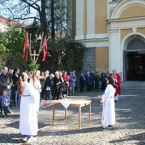 Palmweihe vor der Kirche