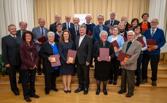 Die Geehrten mit Bischof Manfred Scheuer, Generalvikar Severin Lederhilger, Ordinariatskanzler Christoph Lauermann und Festrednerin Monika Heilmann