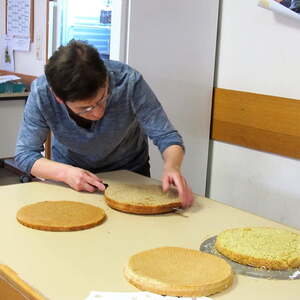 Torten verzieren, Pfarre Neumarkt im Mühlkreis