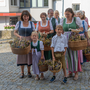 Maria Himmelfahrt  – Feier der Aufnahme Maria in den HimmelFrauen und Männer der Trachtengruppe Kirchdorf an der Krems brachten Kräuterbüscherl zum Gottesdienst, die von Pfarrer Pater Severin Kranabitl gesegnet und nach der Messe verteilt wurden.Fo