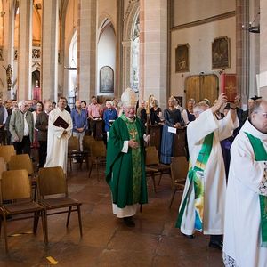 Bischof Manfred Scheuer feiert Sonntagsmesse in der Stadtpfarrkirche St. Stephan