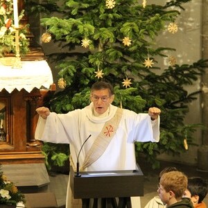 Diakon Hans Reindl spendet den Segen