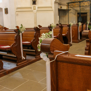 festlich geschmückte Kirche