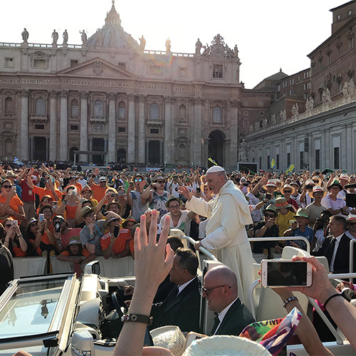 Papst Franziskus fuhr durch die Menge der 60.000 Ministrant*innen aus 27 Länder