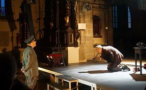 Szene aus dem Theaterstück 'Der Fall Gruber', das in der Stadtpfarrkirche Eferding zur Aufführung kam.