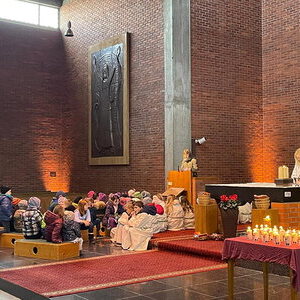 Kindersegnung, Kasperl und Pfarrkaffee