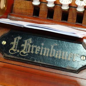 Gefertigt hat diese Orgel die Firma Breinbauer...