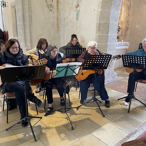 Siegi Humenberger mit Gitarrenrunde