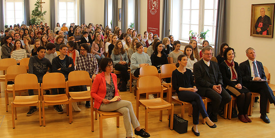 Der TheoTag ist eine bei SchülerInnen der Oberstufe sehr beliebte Möglichkeit, sich über Ausbildungsangebote und Berufsfelder in der Katholischen Kirche in Oberösterreich zu informieren.